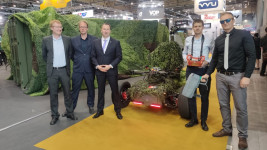 tul veletrh IDET zleva Pavel Jandura, Lukáš Krčmář, Michal Petrů, Josef Břoušek a Josef Skřivánek s autonomní pojízdnou plošinou a nanopistolí